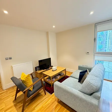 Contemporary 2Bd Flat Wbalcony Canary Wharf!